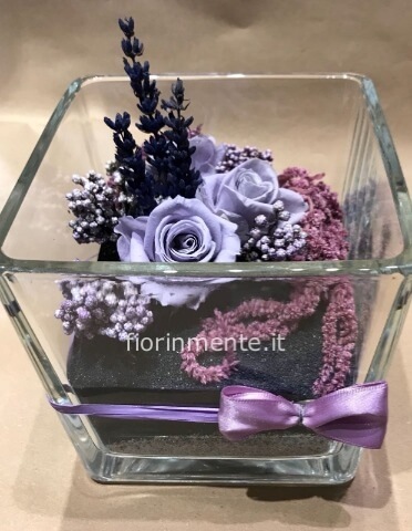 Cubo vetro con rose stabilizzata