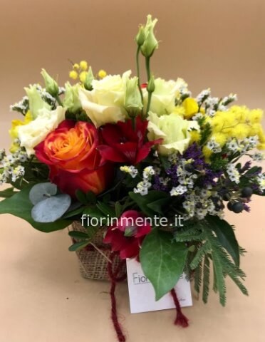 Sushi con mimosa e fiori di stagione