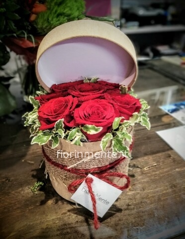Scatola piccola con rose rosse
