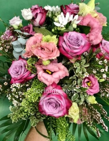 Bouquet di rose rosa e lisianthus