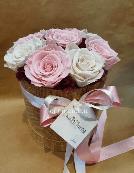 Scatola con  rose stabilizzate  bianche  e rosa